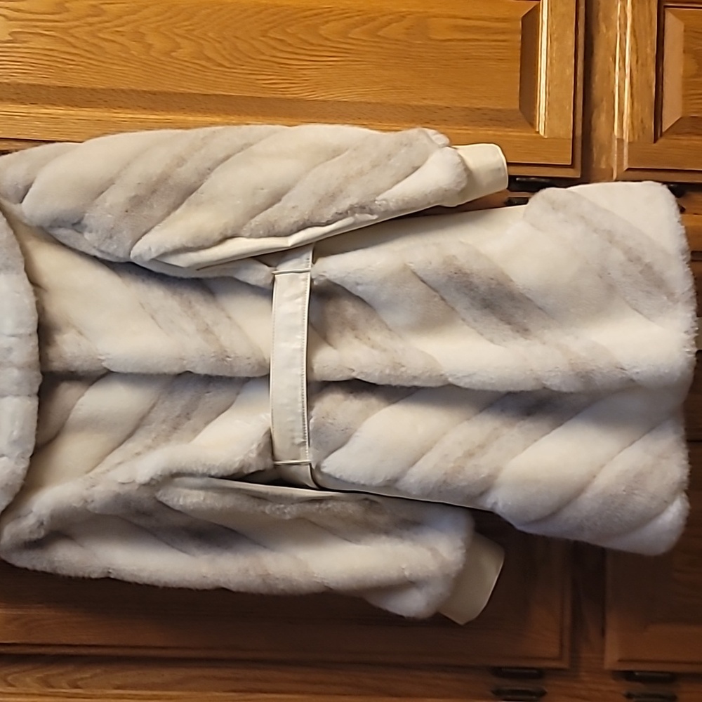 Vintage Fur White and Gray Coat - Picture 6 of 8